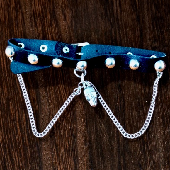 Hot Topic - Black and Silver Skull Vegan Leather Goth Choker - OS - Picture 3 of 3